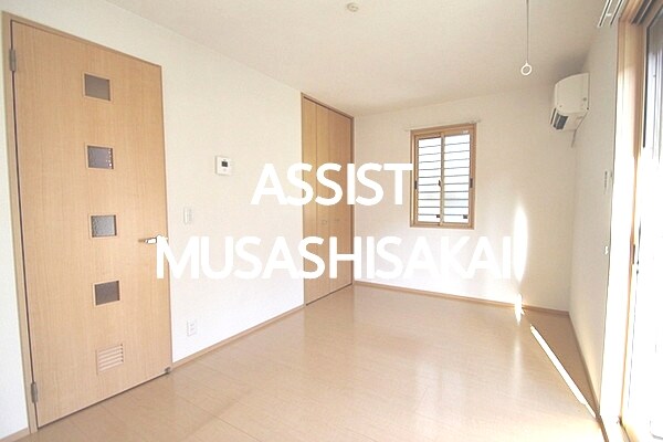 物件内観写真3　(写真：設備同仕様の別号室です)