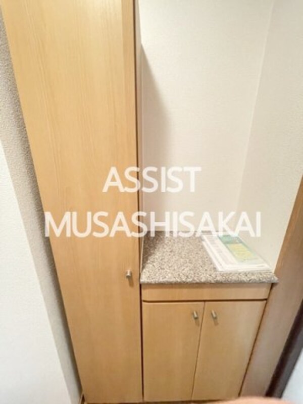 玄関(写真：設備同仕様の別号室です)