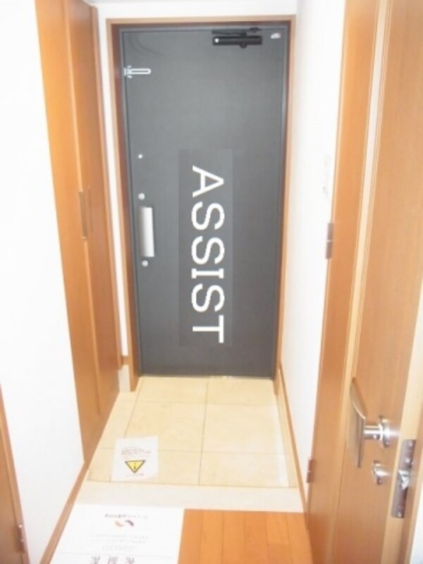 玄関(写真：設備同仕様の参考写真です)