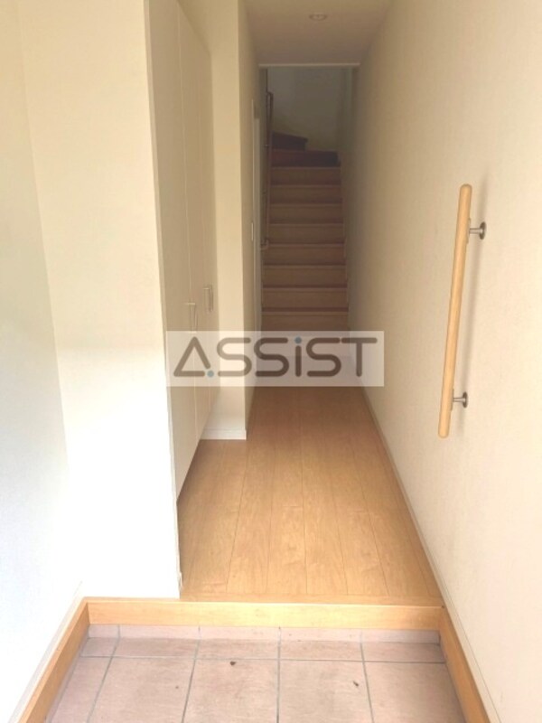 玄関(室内写真：設備同仕様の別号室です)