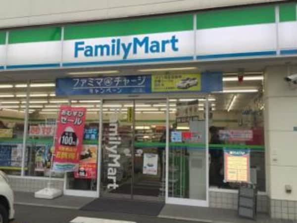 周辺環境(ファミリーマート 中野弥生町一丁目店 835m)