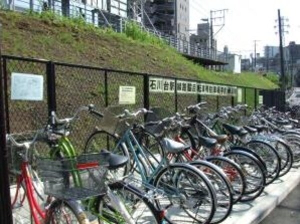 周辺環境(石川台駅前自転車駐車場 822m)