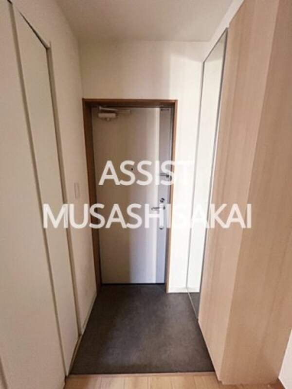 玄関(写真：設備同仕様の参考写真です)