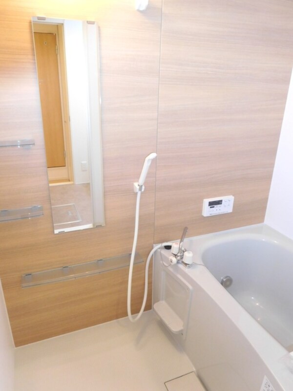 浴室(写真：設備同仕様の別号室です)