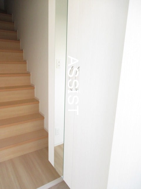 玄関(写真：設備同仕様の別号室です)