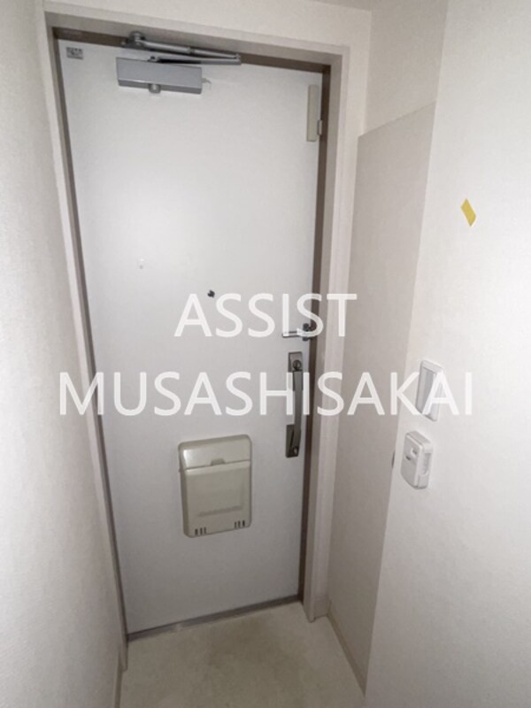玄関(写真：反転タイプの別号室です)