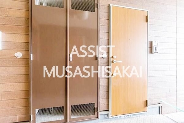玄関(写真：設備同仕様の参考写真です)