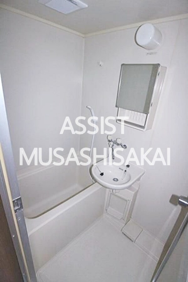 浴室(写真：設備同仕様の別号室です)