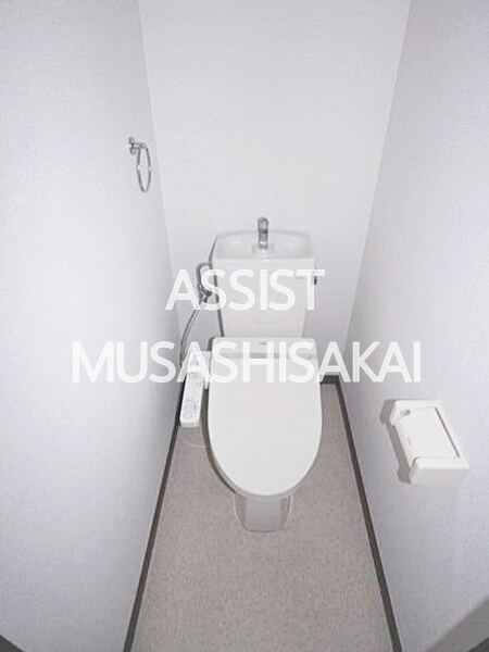 物件内観写真6　(写真：設備同仕様の別号室です)