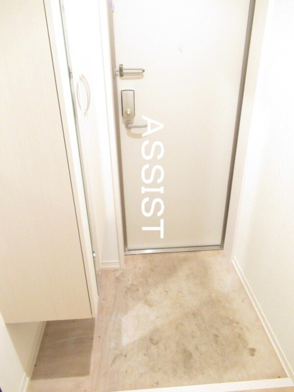 玄関(写真：設備同仕様の別号室です)