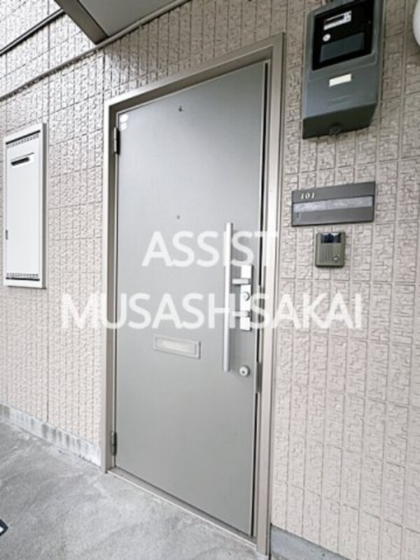 玄関(写真：設備同仕様の参考写真です)