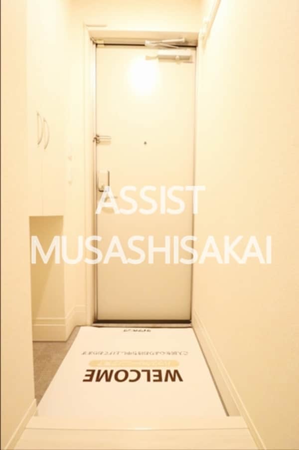玄関(写真：設備同仕様の参考写真です)