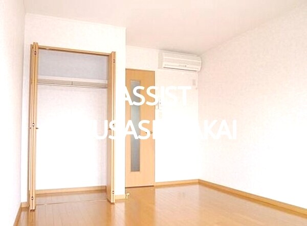 物件内観写真3　(写真：設備同仕様の別号室です)