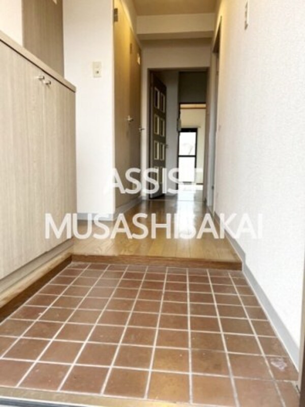 玄関(同仕様：別号室参考写真)