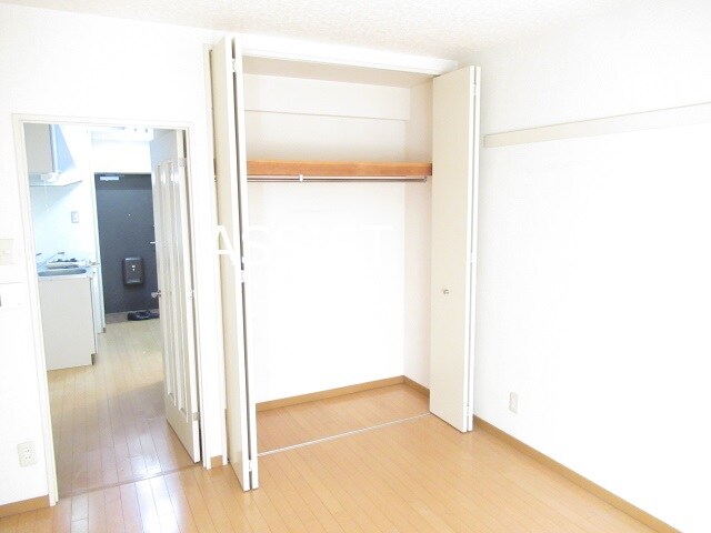 物件内観写真4　(写真：設備同仕様の別号室です)