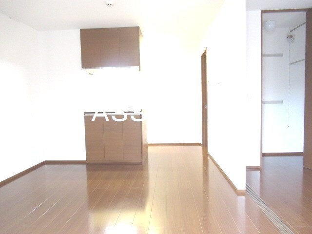 物件内観写真4　(写真：設備同仕様の別号室です)