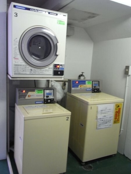 物件内観写真14　(敷地内コインランドリー)