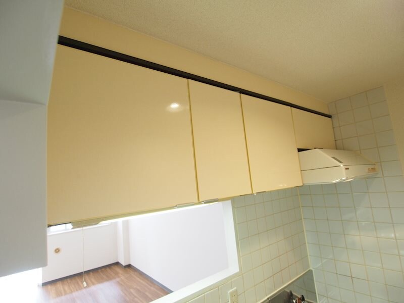 物件内観写真27　(キッチン上部の収納)