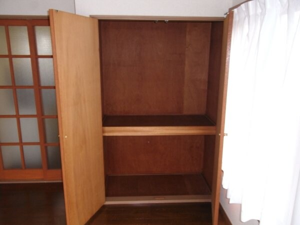 物件内観写真3　(広い収納)