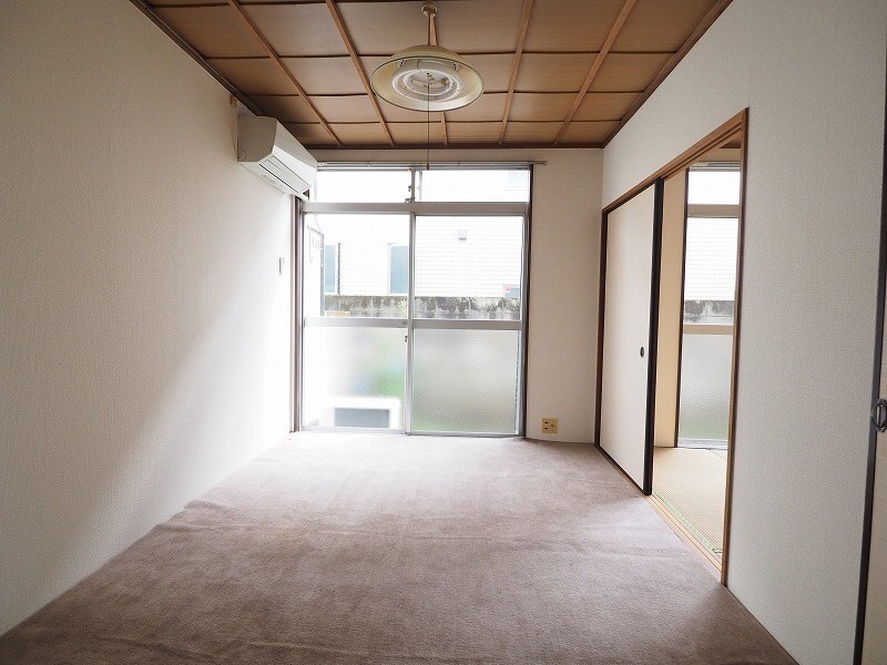 物件内観写真2　(和室６畳（カーペット）)
