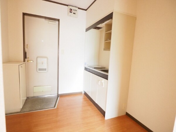 玄関(別部屋の写真です)