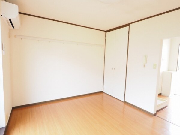 リビング(別部屋の写真です。205は2面採光です)