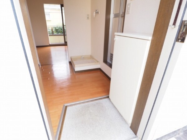 玄関(別部屋の写真です)