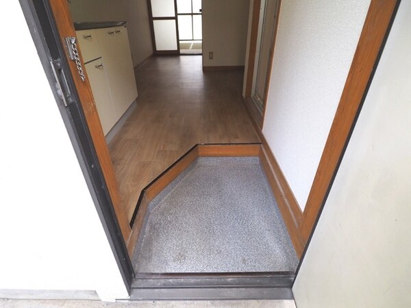 玄関(別部屋の写真です)
