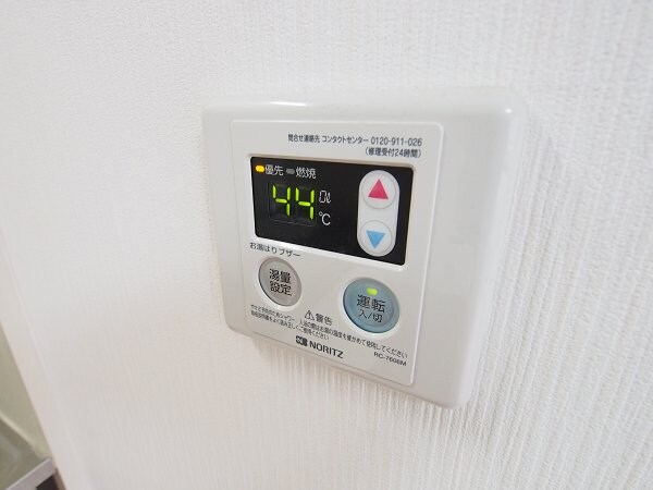 物件内観写真11　(給湯パネル)