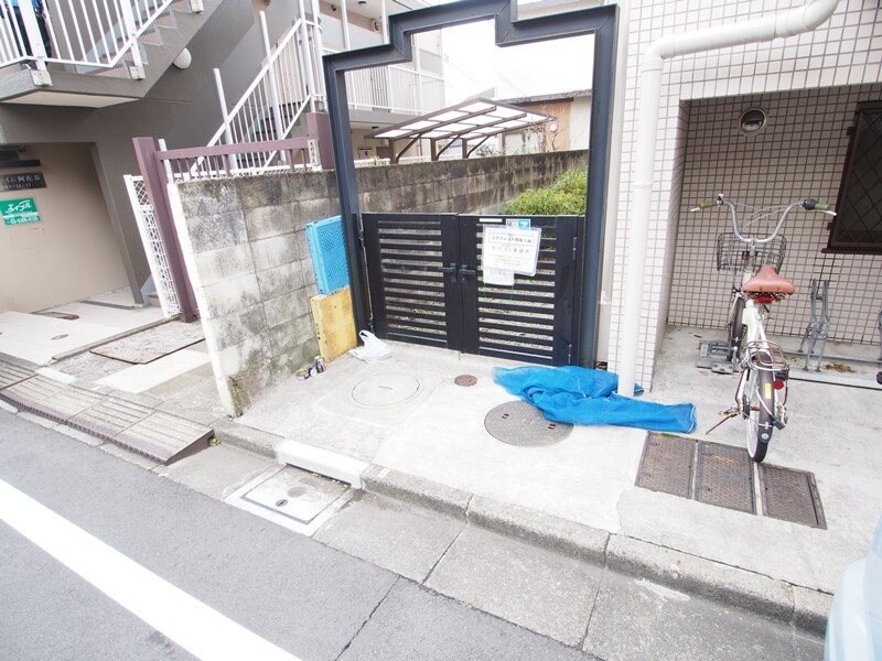 物件内観写真18　(敷地内ゴミ置場)