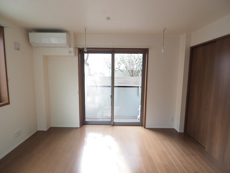 物件内観写真2　(リビング1)