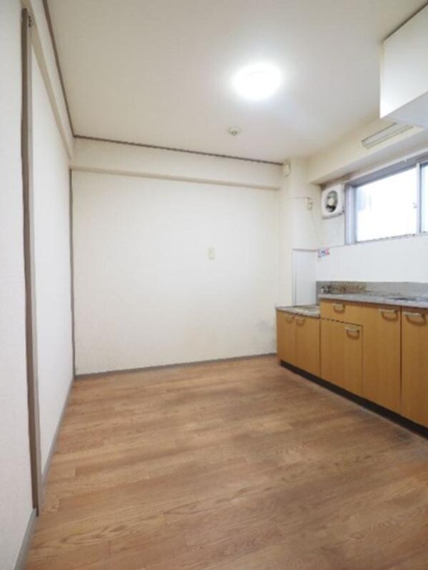 物件内観写真5　(リフォーム前の写真です)