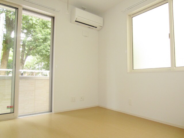物件内観写真4　(公園の緑がさわやかなダイニング！エアコン付です！)