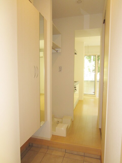 物件内観写真7　(広めのシューズクローゼット付の玄関！)