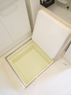 物件内観写真20　(床下収納)