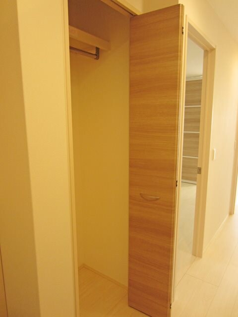 物件内観写真15　(収納（廊下）)