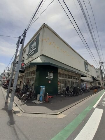 物件外観写真3　(スーパーＦＵＪＩまで230m)