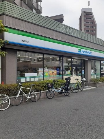 物件外観写真3　(ファミリーマートまで328m)