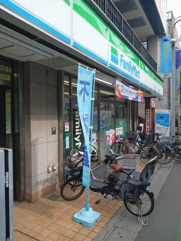 物件外観写真4　(ファミリーマートまで267m)