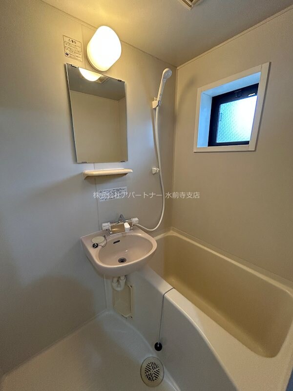 物件内観写真7　(サーモ水栓です！小窓付きで換気もしやすい！)