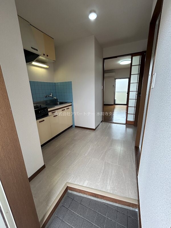 物件内観写真9　(白いクッションフロアで明るい印象です！)