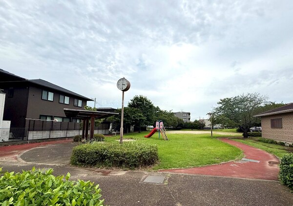 その他(建物裏に有る公園。広々として休日や早朝、帰宅後等ウォーキング)