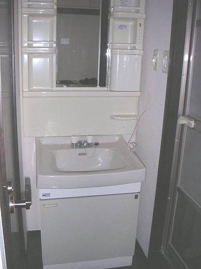 物件内観写真2　(嬉しい洗面化粧台付です。)