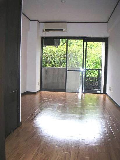 物件内観写真4　(10帖の広々とした室内です！)