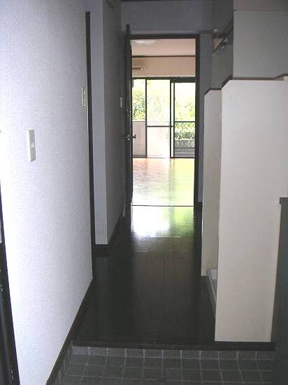 物件内観写真7　(シューズボックス付きの玄関スペースです！)