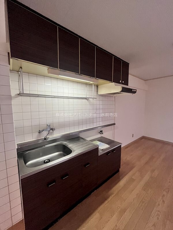 物件内観写真3　(キッチンです！上下に収納が付いております！)