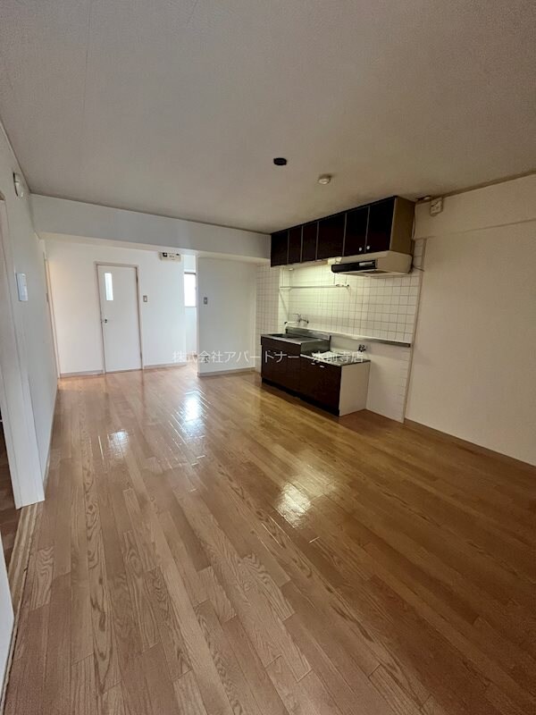 物件内観写真4　(広いリビングです！)