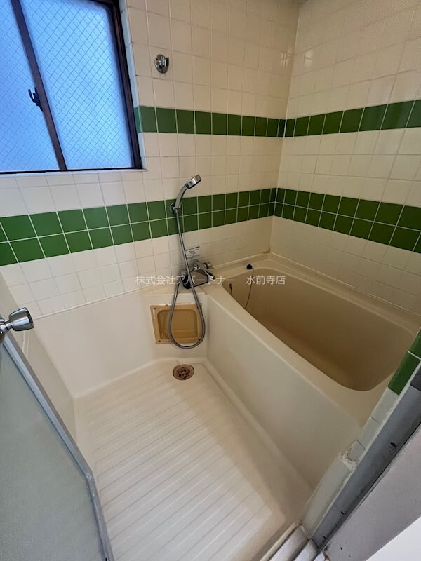 物件内観写真5　(窓付きのバスルーム！)