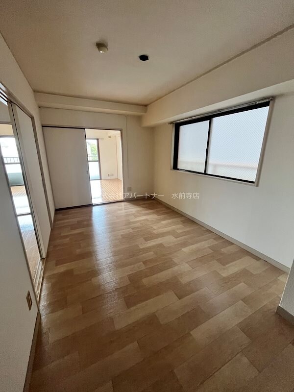 物件内観写真13　(床のCFシートがおしゃれポイントです！)