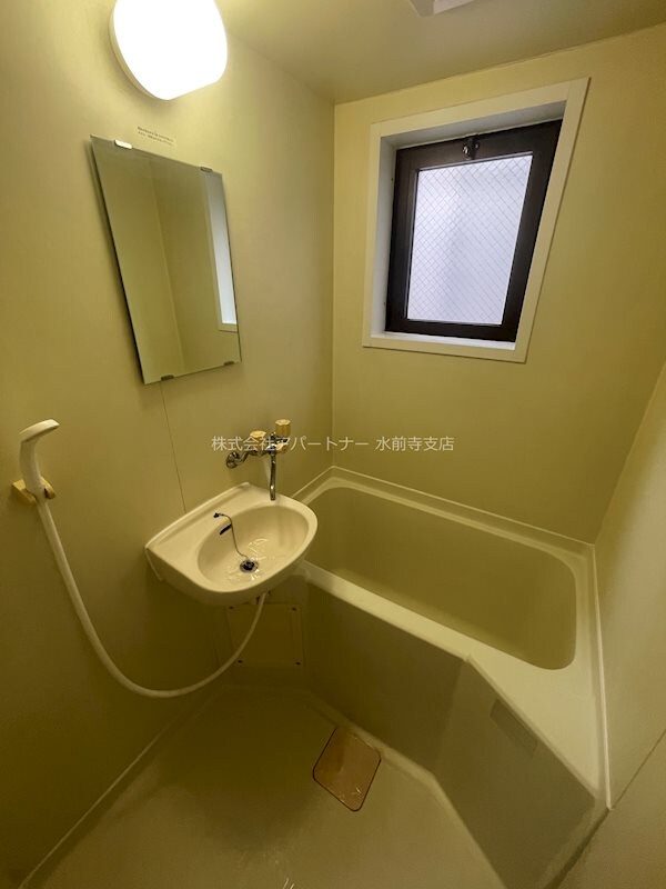 物件内観写真5　(窓付きのバスルームです！！)